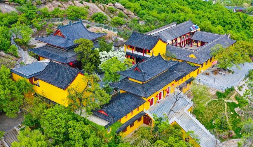 Tháng 4 hàng năm, chùa Longdong trong khu thắng cảnh Kongwangshan, thành phố Liên Vân Cảng, tỉnh Giang Tô, trở thành điểm check in được yêu thích nhờ cây cổ thụ hơn 830 năm tuổi ở giữa sân. Đây là cây hoa lưu tô, tới mùa xuân sẽ trổ bông đầy cành. Nhìn từ xa, những chùm hoa tựa đám mây, lại gần thì trắng muốt, đẹp và tinh tế, nổi bật giữa núi rừng và sắc vàng rực của ngôi chùa cổ. Tháng 7/2018, chính phủ đã vinh danh cây lưu tô này là 'cây cổ thụ đẹp nhất Trung Quốc'.