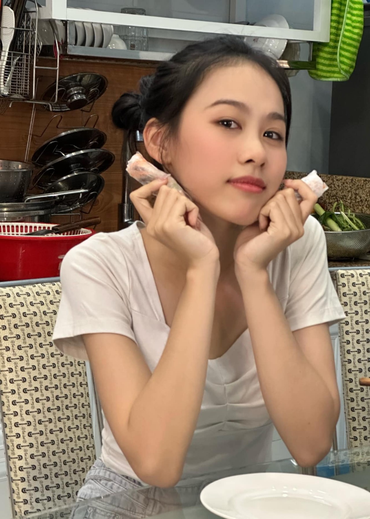 Sao Việt: Lý Nhã Kỳ đăng ảnh ngọt ngào, NSND Thu Hà gây thương nhớ