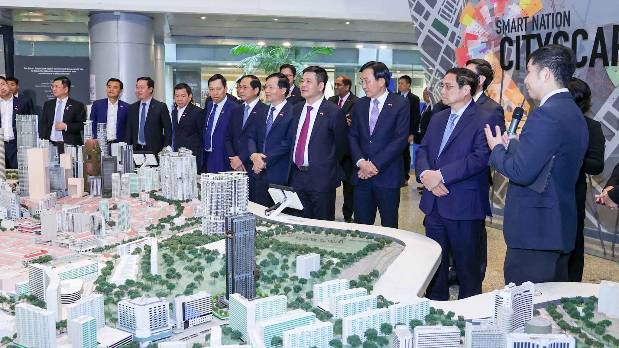 Thủ tướng đặt câu hỏi về triết lý quy hoạch của Singapore và yếu tố quyết định để xây dựng thành công thành phố thông minh