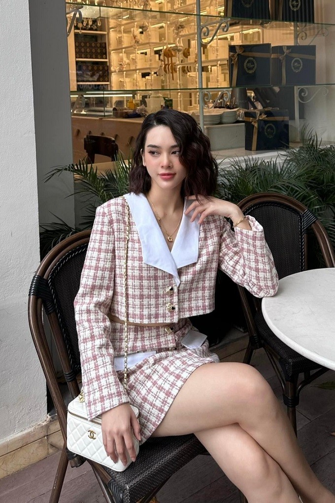 Vai diễn của Quỳnh Lương trong bộ phim giờ vàng VTV là Vy - bà mẹ một con có công việc chính là bán hàng online, gia đình có điều kiện. Ngoài diễn xuất tự nhiên cùng màn hợp tác ăn ý với Bình An, Quỳnh Lương còn gây ấn tượng nhờ gu thời trang tiểu thư, sành điệu.