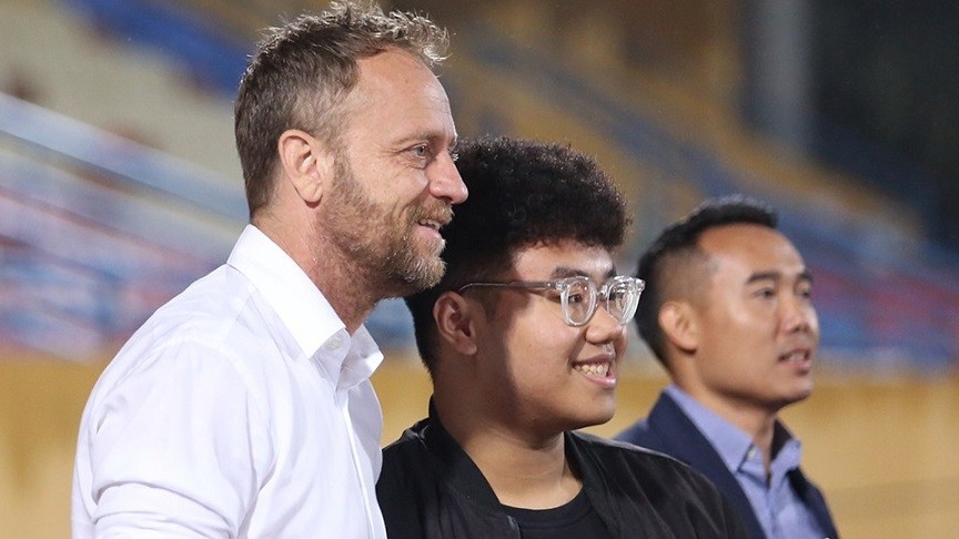 V-League 2023: Những hình ảnh của HLV Mano Polking trên sân Hàng Đẫy