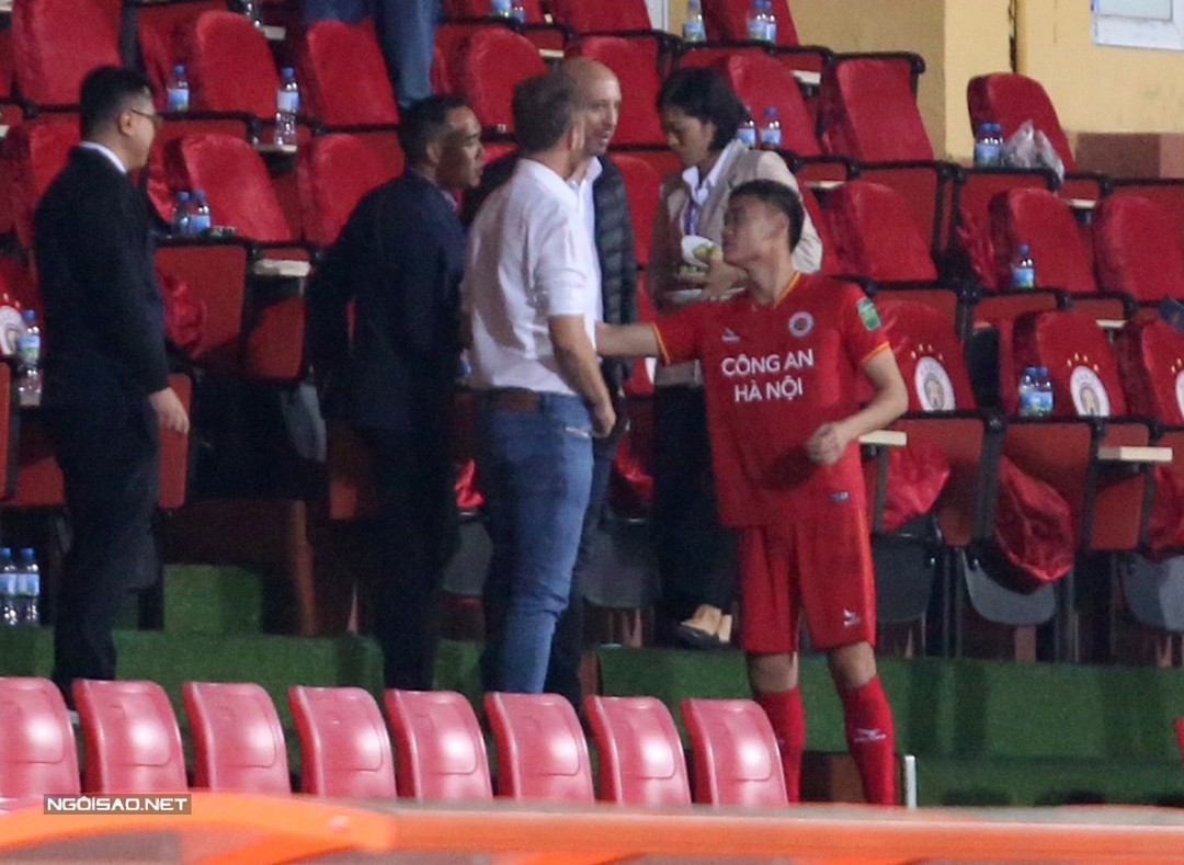 -League 2023: Những hình ảnh của HLV Mano Polking trên sân Hàng Đẫy