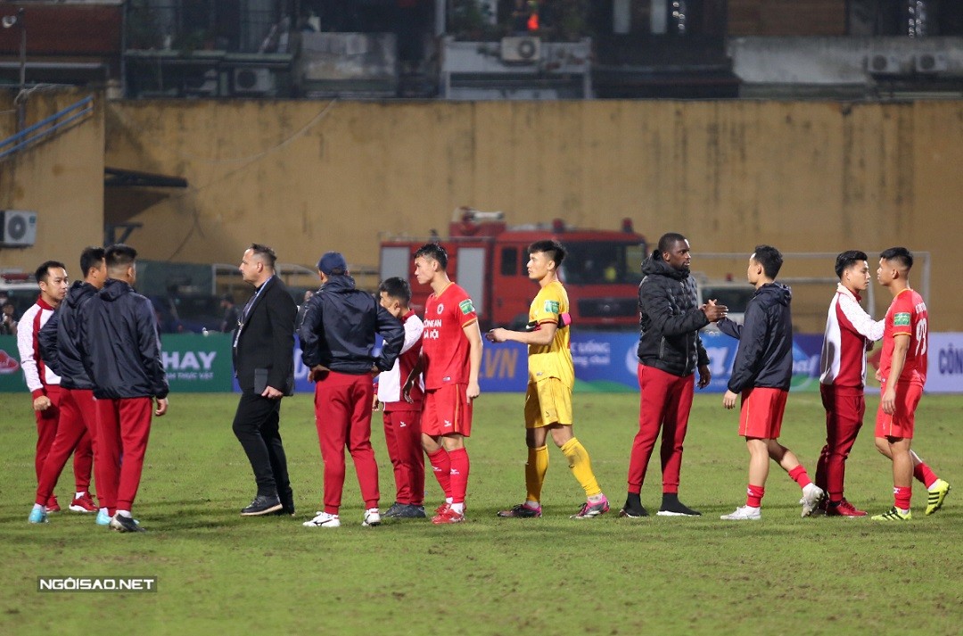 -League 2023: Những hình ảnh của HLV Mano Polking trên sân Hàng Đẫy