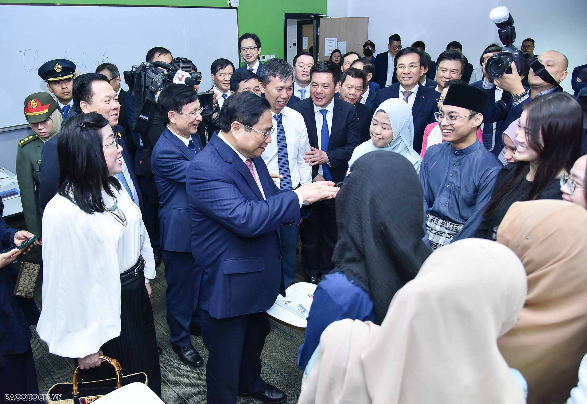 Các em sinh viên cũng chia sẻ những hiểu biết của mình đối với Việt Nam, bày tỏ niềm yêu thích đối với áo dài truyền thống, những món ăn nổi tiếng của người Việt như phở, nem, bánh mì. 