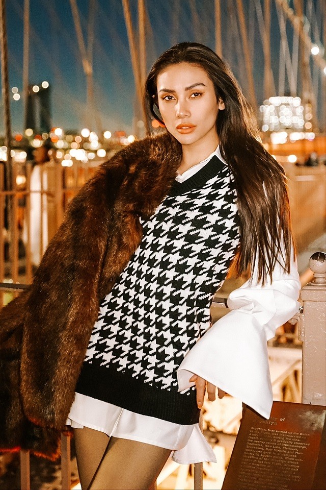 Siêu mẫu Võ Hoàng Yến cho biết cô đang có chuyến du lịch ngắn ngày tại New York cùng bạn thân. Thay vì vẻ giản dị khi ở California, cô lên đồ sành điệu mỗi lần xuống phố và ghi lại khoảnh khắc đáng nhớ tại những địa điểm du lịch nổi tiếng của thành phố.