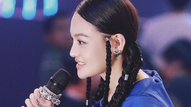 Thùy Anh xuất hiện xinh đẹp khi làm MC trên sân khấu ca nhạc truyền hình