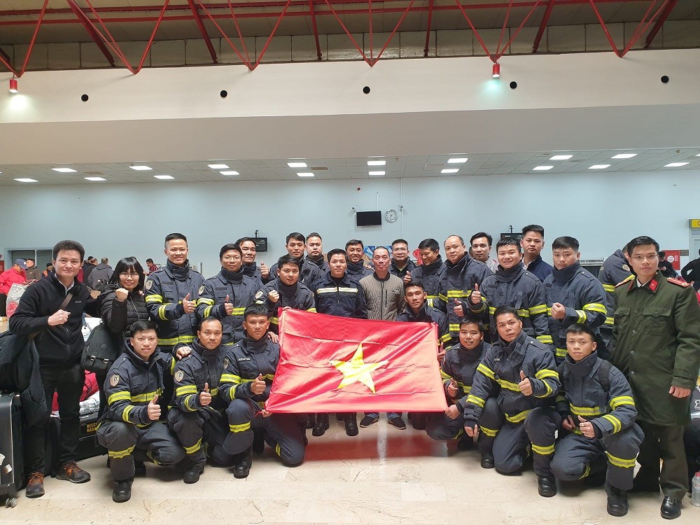 (02.11) Đại sứ Đỗ Sơn Hải (giữa, áo xám) chụp ảnh cùng đoàn cứu hộ, cứu nạn của Bộ Công an tại Thổ Nhĩ Kỳ. (Nguồn: Đại sứ quán Việt Nam tại Thổ Nhĩ Kỳ) (02.11) Đại sứ Đỗ Sơn Hải (giữa, áo xám) chụp ảnh cùng đoàn cứu hộ, cứu nạn của Bộ Công an tại Thổ Nhĩ Kỳ. (Nguồn: Đại sứ quán Việt Nam tại Thổ Nhĩ Kỳ)