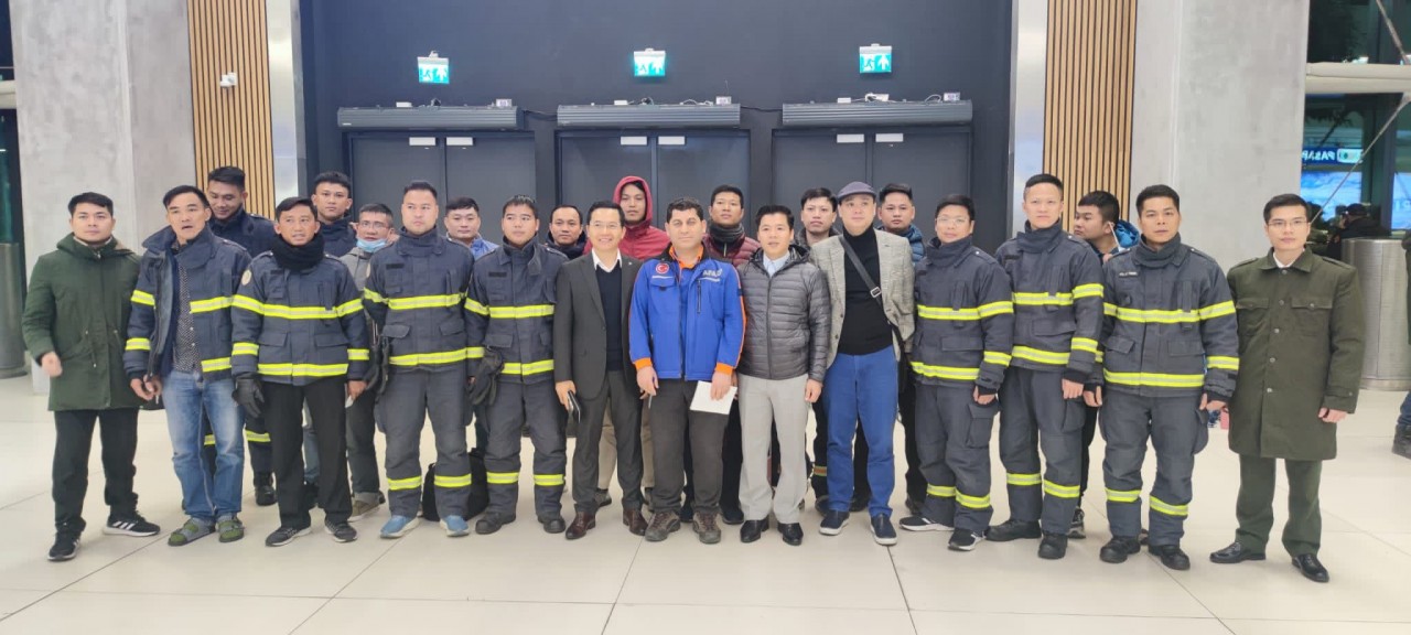 (02.11) Cán bộ Đại sứ quán đón đoàn tại sân bay Istanbul (Nguồn: ĐSQ Việt Nam tại Thổ Nhĩ Kỳ)