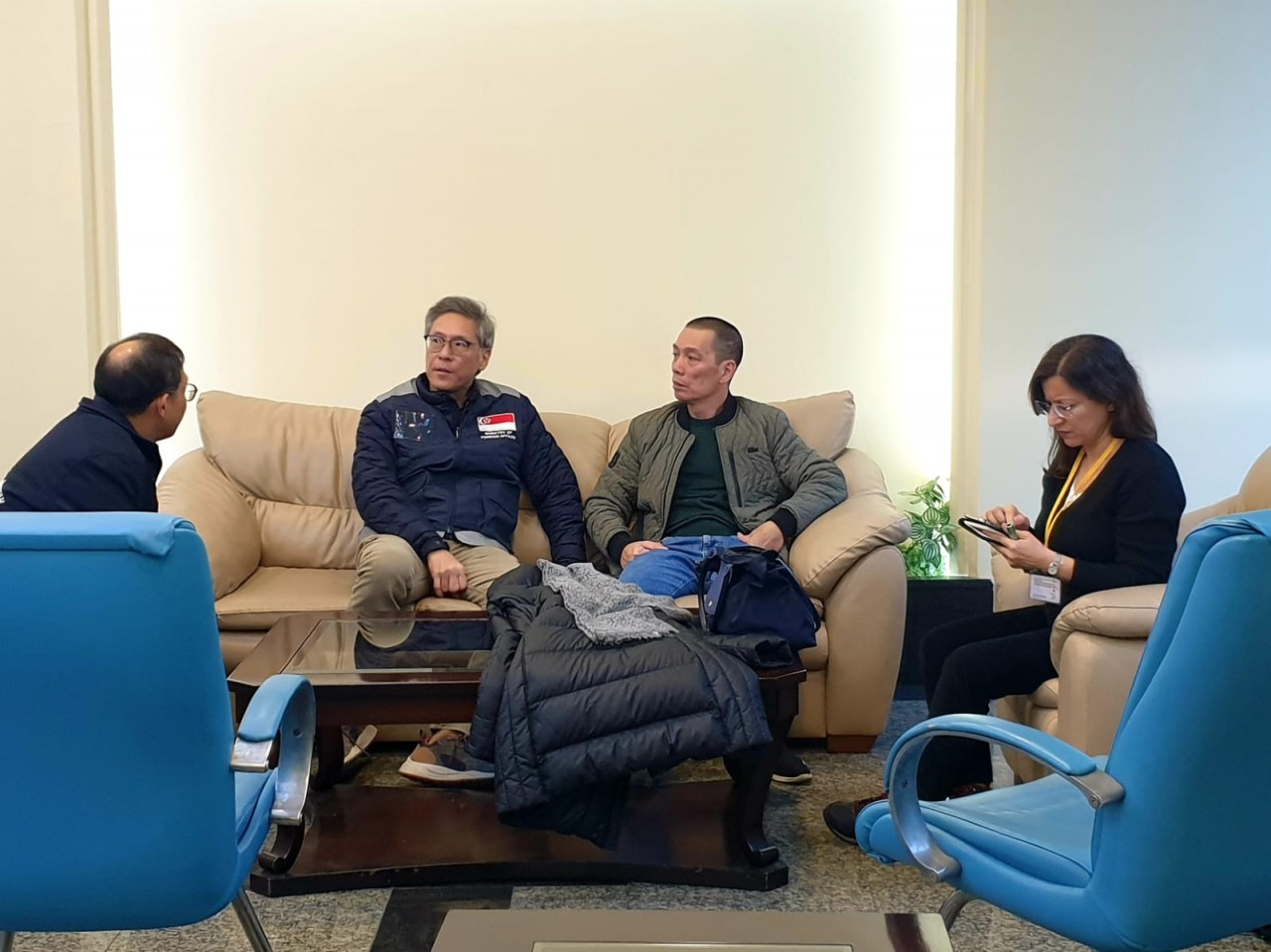 (02.11) Đại sứ Đỗ Sơn Hải trao đổi với Đại sứ Singapore Jonathan Tow, Đại sứ Thái Lan Apirat Sugondhabhirom và bà Burcu Cevik, Giám độc Sở Ngoại vụ tỉnh Adana tại sân bay Adana về hoạt động của các đội cứu trợ  (Nguồn: ĐSQ Viê