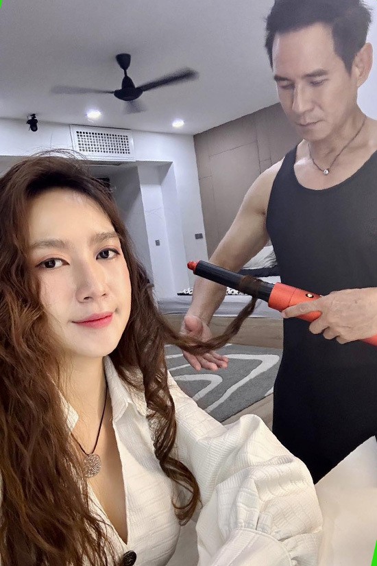 Lý Hải giúp bà xã uốn tóc, xem như tặng quà Valentine sớm. Minh Hà tiết lộ, quà cô tặng chồng là một chiếc máy hút bụi đời mới, khiến ông xã 'không biết nên vui hay buồn'.