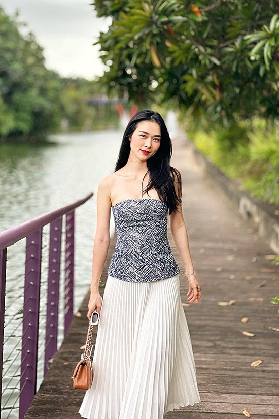 Diệp Bảo Ngọc diện mốt cúp ngực, tôn hình thể mảnh mai, gợi cảm khi dạo chơi, tận hưởng cảm giác thảnh thơi trong chuyến nghỉ dưỡng.