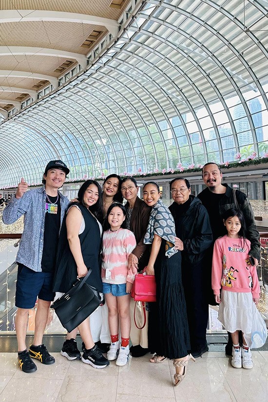 Sao Việt: H'Hen Niê khoe đường cong, Tuấn Hưng hội ngộ Khánh Linh, siêu mẫu Thanh Hằng thưởng thức kem Australia