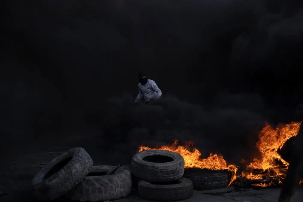 Ảnh ấn tượng tuần (6 12/2): Ông Putin vẫy tay tạm biệt đầy 'mỉa mai' công ty rời Nga, quân Ukraine bắn pháo tối tân của Đức, nước mắt ở Thổ Nhĩ Kỳ và