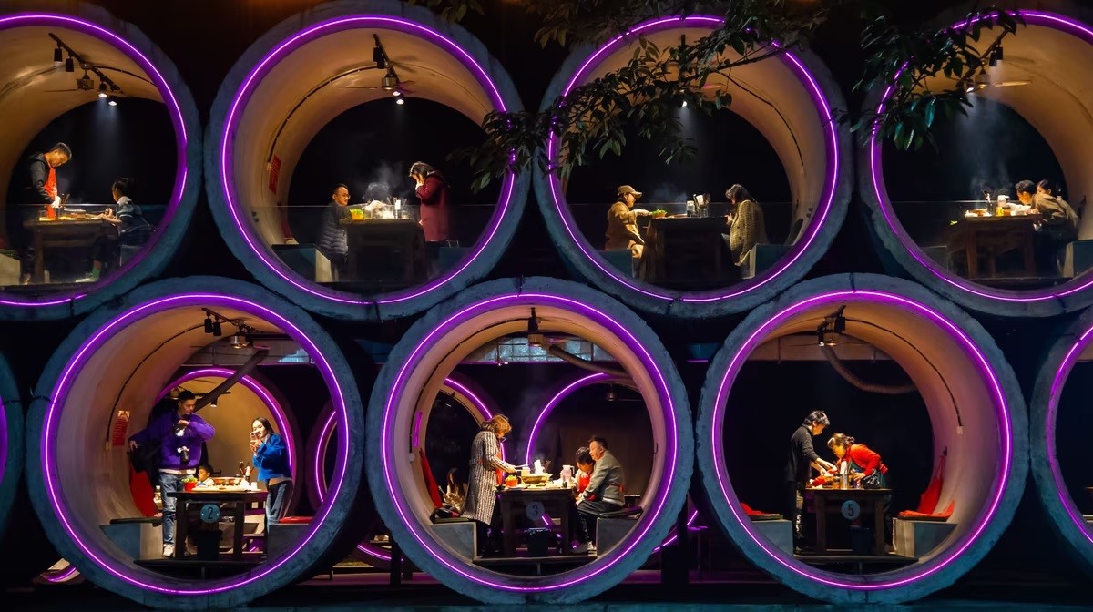 Ảnh ấn tượng tuần (6 12/2): Ông Putin vẫy tay tạm biệt đầy 'mỉa mai' công ty rời Nga, quân Ukraine bắn pháo tối tân của Đức, nước mắt ở Thổ Nhĩ Kỳ và