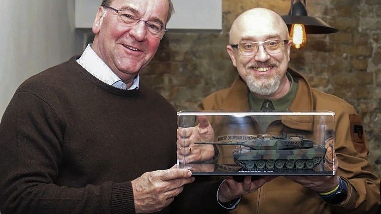 Ảnh ấn tượng tuần (6-12/2): Ông Putin vẫy tay tạm biệt công ty rời Nga đầy 'ẩn ý', quân Ukraine bắn pháo tối tân của Đức, nước mắt ở Thổ Nhĩ Kỳ