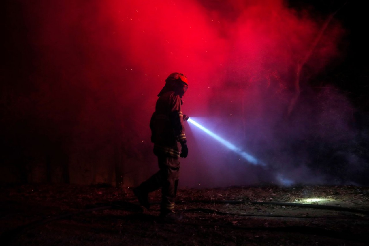 Ảnh ấn tượng tuần (6 12/2): Ông Putin vẫy tay tạm biệt đầy 'mỉa mai' công ty rời Nga, quân Ukraine bắn pháo tối tân của Đức, nước mắt ở Thổ Nhĩ Kỳ và