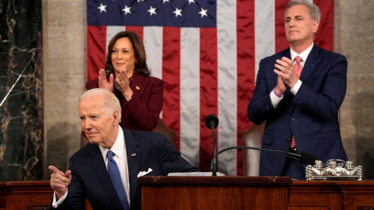 Ảnh ấn tượng tuần (6-12/2): Ông Putin vẫy tay tạm biệt công ty rời Nga đầy 'ẩn ý', quân Ukraine bắn pháo tối tân của Đức, nước mắt ở Thổ Nhĩ Kỳ