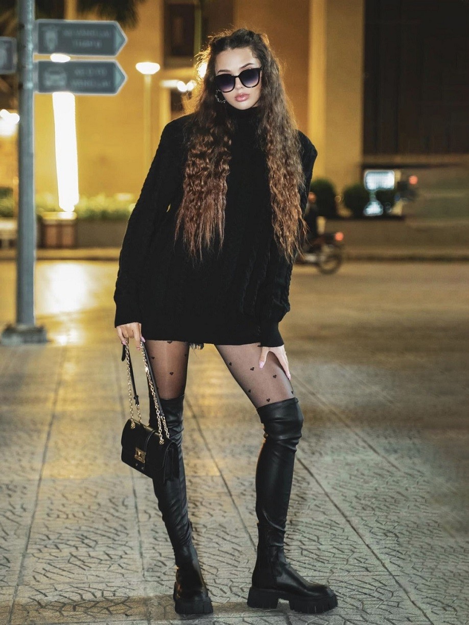 Giảm cân 'thần tốc' sau sinh, vợ thủ môn Bùi Tiên Dũng trở lại công việc người mẫu