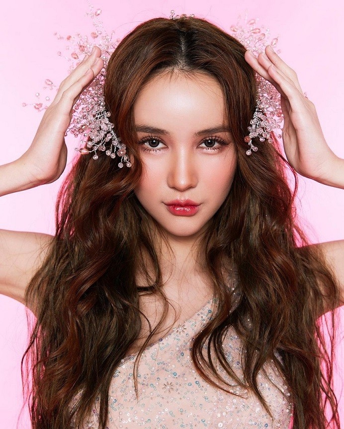 Sự nghiệp và vẻ đẹp 'thần tiên tỷ tỷ' của Hoa hậu chuyển giới Thái Lan 2017