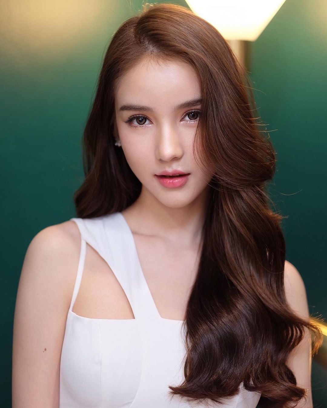 Sự nghiệp và vẻ đẹp 'thần tiên tỷ tỷ' của Hoa hậu chuyển giới Thái Lan 2017