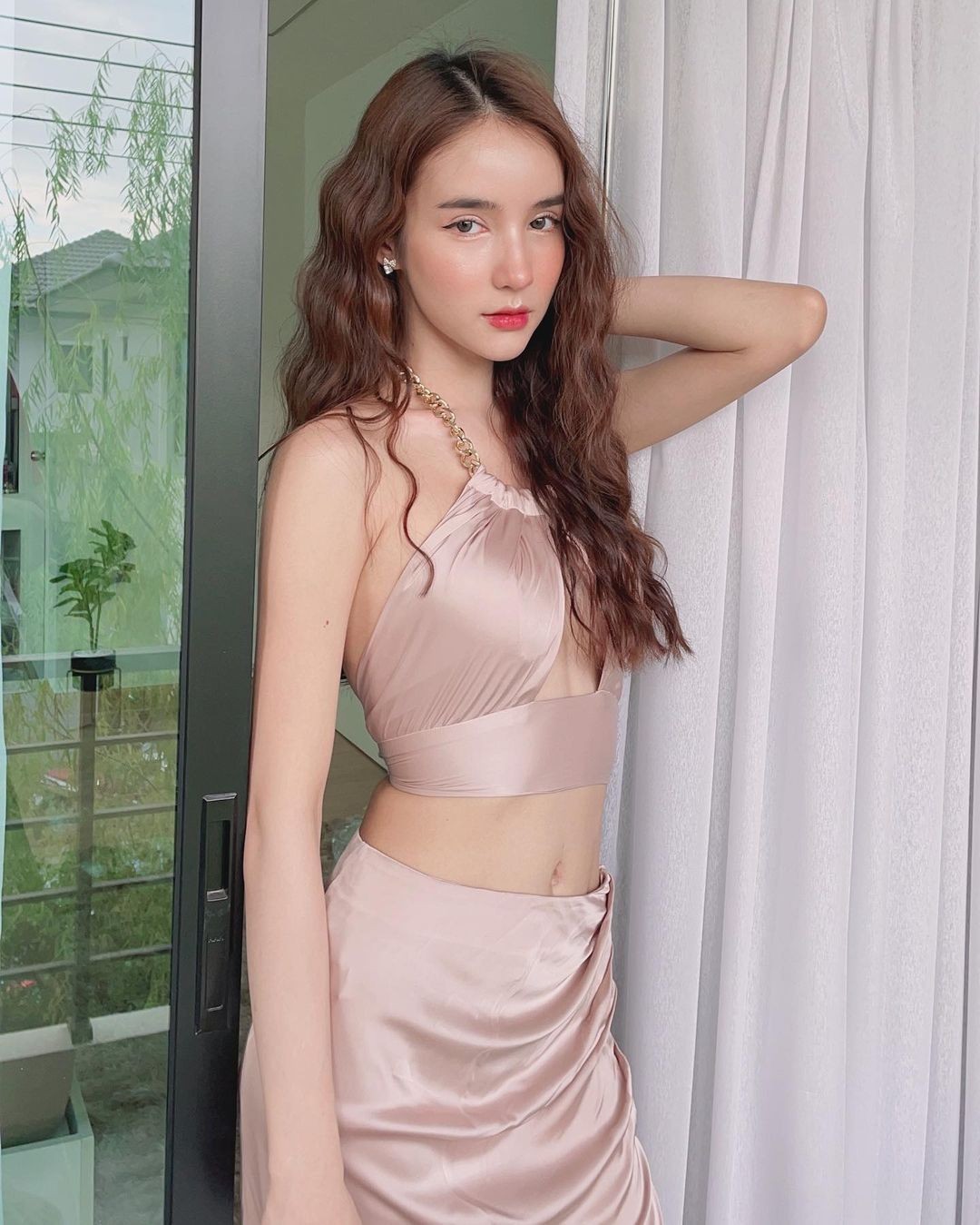 Sự nghiệp và vẻ đẹp 'thần tiên tỷ tỷ' của Hoa hậu chuyển giới Thái Lan 2017