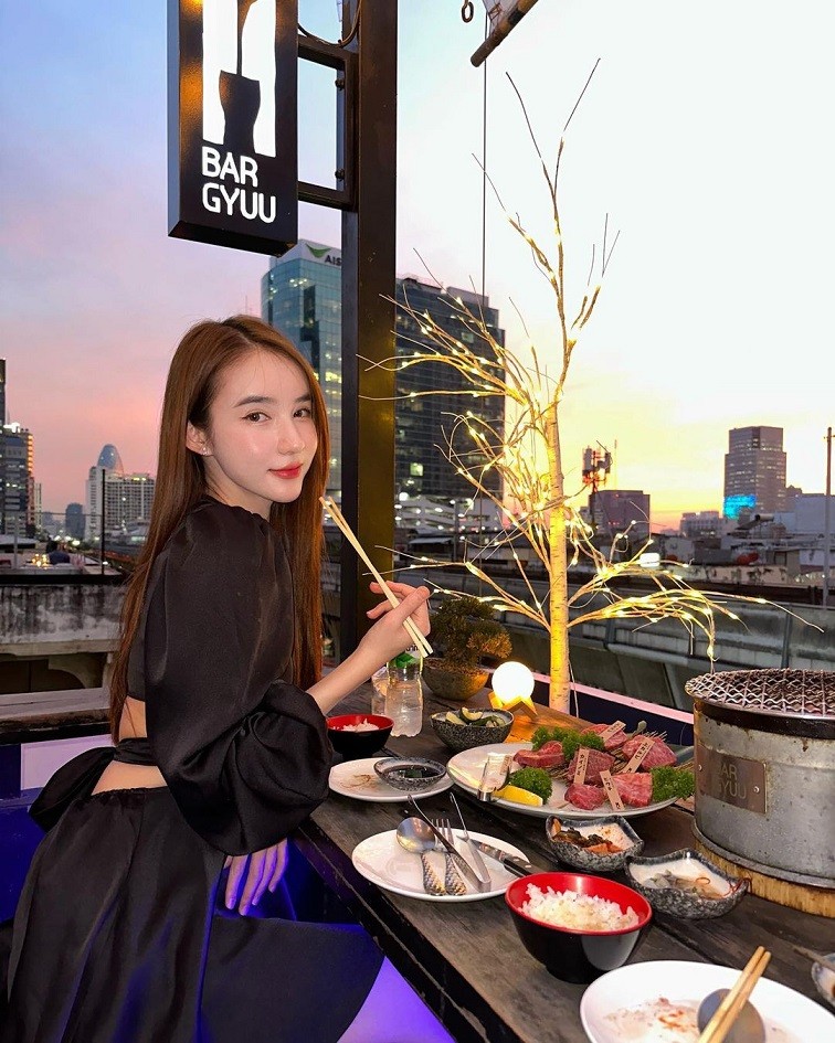 Sự nghiệp và vẻ đẹp 'thần tiên tỷ tỷ' của Hoa hậu chuyển giới Thái Lan 2017