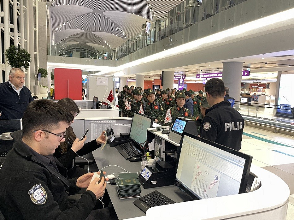 (02.13) Các chiến sĩ thuộc lực lượng cứu nạn, cứu hộ QĐND Việt Nam làm thủ tục nhập cảnh trước khi bắt chuyến bay tới thành phố Hatay. (Nguồn: QPVN)