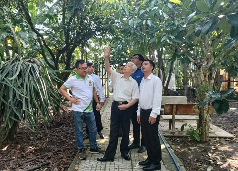 Nguyên Chủ tịch nước Nguyễn Minh Triết dẫn các nông trẻ tham quan vườn cây xanh rợp bóng mát của gia đình trong không gian bình an và yên ả (Ảnh: Hải Uyên) Nguyên Chủ tịch nước Nguyễn Minh Triết dẫn các nông trẻ tham quan vườn cây xanh rợp bóng mát của gia đình trong không gian bình an và yên ả (Ảnh: Hải Uyên)