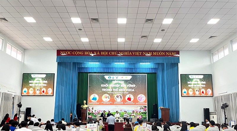 Toàn cảnh Diễn đàn “Khởi nghiệp bền vững trong thế giới VUCA” tại ĐH Thủ Dầu Một – tỉnh Bình Dương) (Ảnh:Hải Uyên) Toàn cảnh Diễn đàn “Khởi nghiệp bền vững trong thế giới VUCA” tại ĐH Thủ Dầu Một – tỉnh Bình Dương) (Ảnh:Hải Uyên)