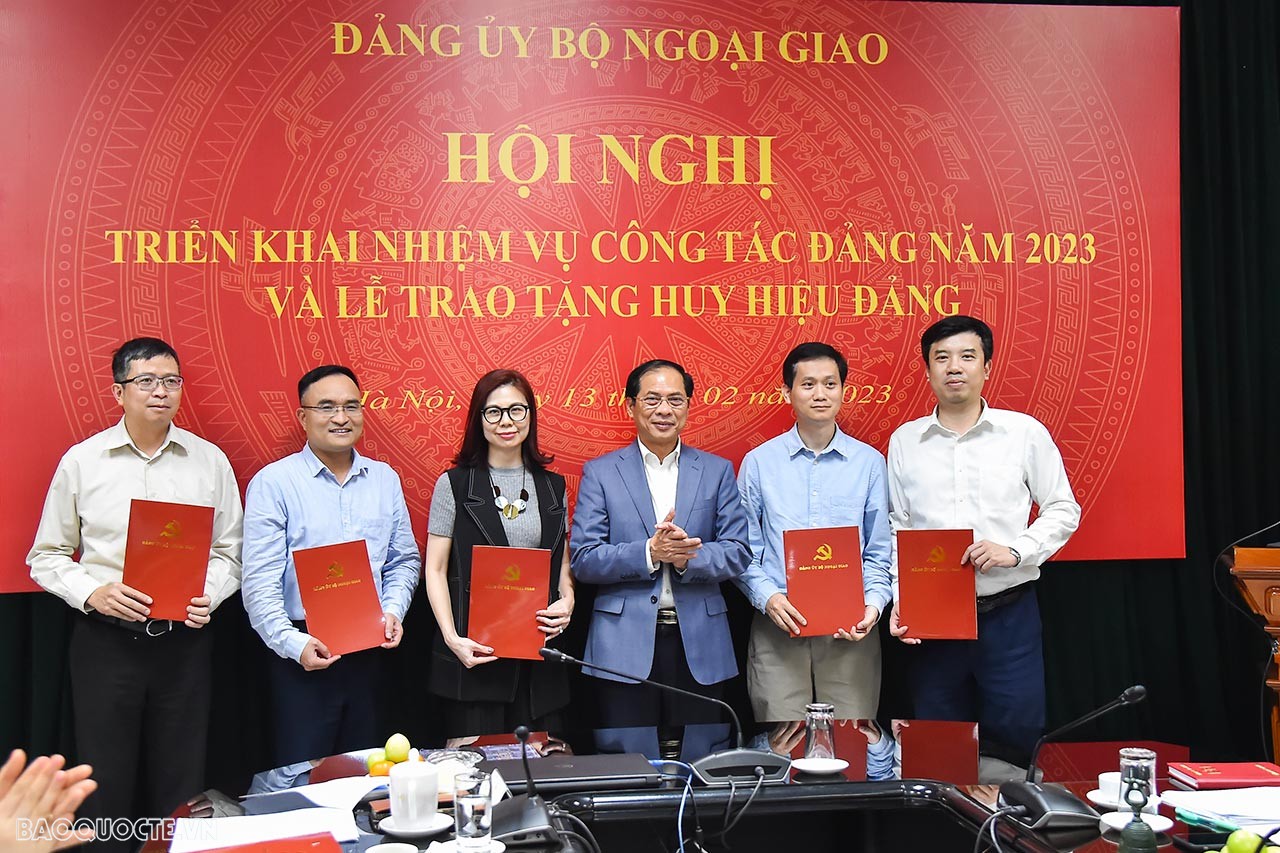 Đồng chí Bùi Thanh Sơn, Ủy viên Trung ương Đảng, Bộ trưởng Ngoại giao, Bí thư Đảng ủy Bộ Ngoại giao đã trao quyết định của Đảng ủy Khối các cơ quan Trung ương cho các đồng chí được chỉ định bổ sung tham gia Ban chấp hành Đảng bộ Bộ Ngoại giao lần thứ 28 nhiệm kỳ 2020-2025. (Ảnh: Tuấn Anh)