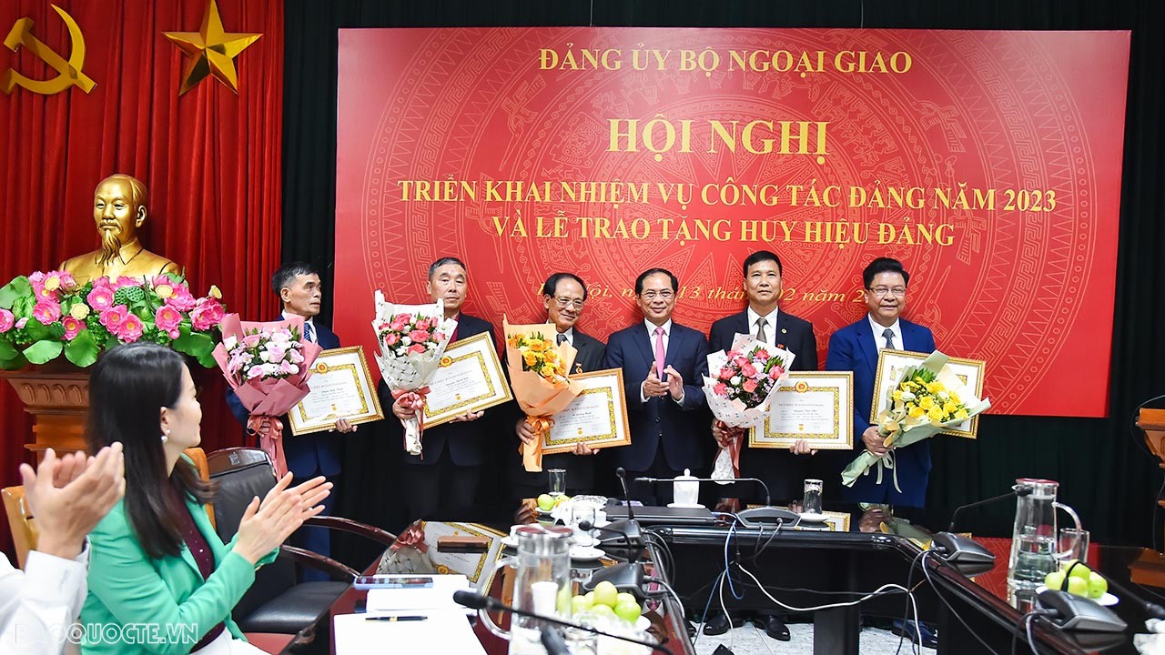 Đồng chí Bùi Thanh Sơn, Ủy viên Trung ương Đảng, Bộ trưởng Ngoại giao, Bí thư Đảng ủy Bộ Ngoại giao đã trao Huy hiệu 40 năm tuổi đảng cho các đảng viên thuộc các tổ chức đảng trực thuộc ở trong nước và các đảng viên thuộc Đảng bộ tại Ukraine. (Ảnh: Tuấn Anh)