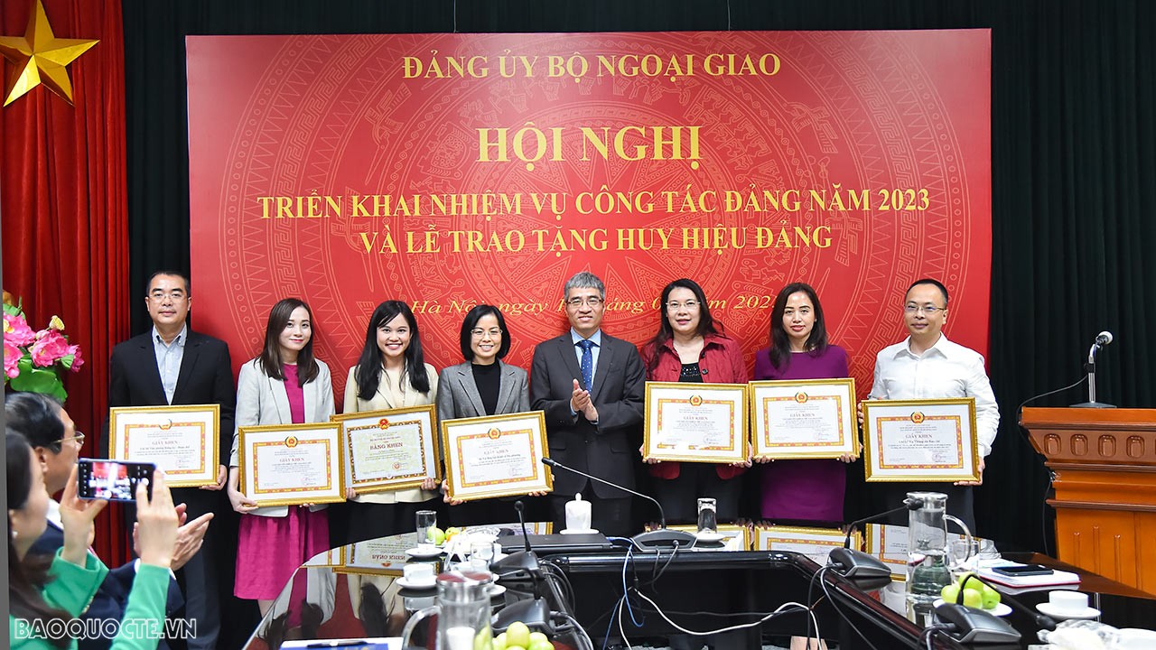 Đồng chí Nguyễn Đắc Thành, Phó Bí thư thường trực Đảng ủy Bộ trao Bằng khen của Đảng ủy Bộ Ngoại giao cho các tập thể, cá nhân có thành tích xuất sắc trong triển khai Cuộc thi viết chính luận về bảo vệ nền tảng tư tưởng của Đảng, đấu tranh phản bác các quan điểm sai trái, thù địch năm 2022. (Ảnh: Tuấn Anh)