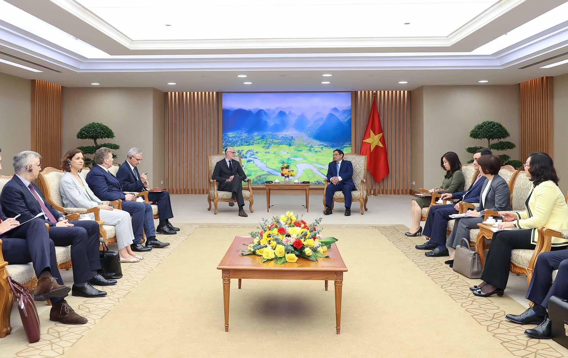 Thủ tướng Phạm Minh Chính tiếp ông Eduord Philippe, cựu Thủ tướng Pháp, hiện là Thị trưởng thành phố Le Havre. (Nguồn: VGP)