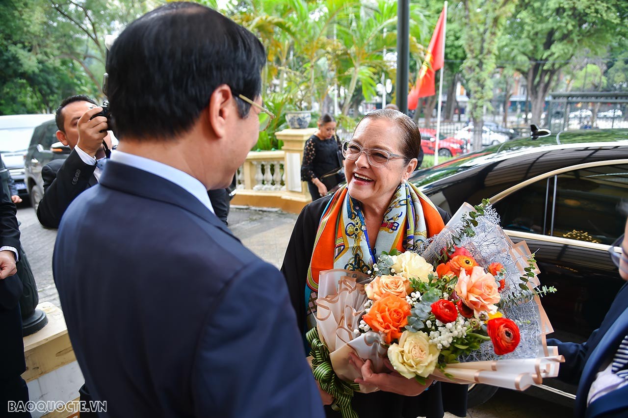 Bộ trưởng Ngoại giao Bùi Thanh Sơn đón, hội đàm với Bộ trưởng Ngoại giao El Salvador Alexandra Hill Tonoco