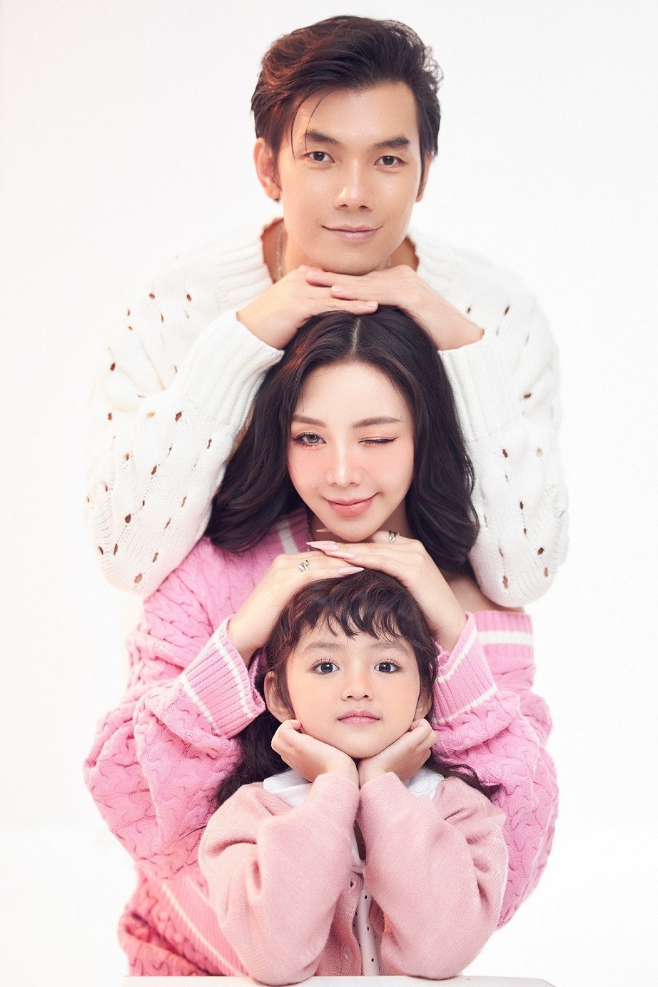 Đừng làm mẹ cáu: Quỳnh Kool, Nhan Phúc Vinh, bé Happi thực hiện bộ ảnh ngày Valentine tặng khán giả Đừng làm mẹ cáu: Quỳnh Kool, Nhan Phúc Vinh, bé Happi thực hiện bộ ảnh ngày Valentine tặng khán giả