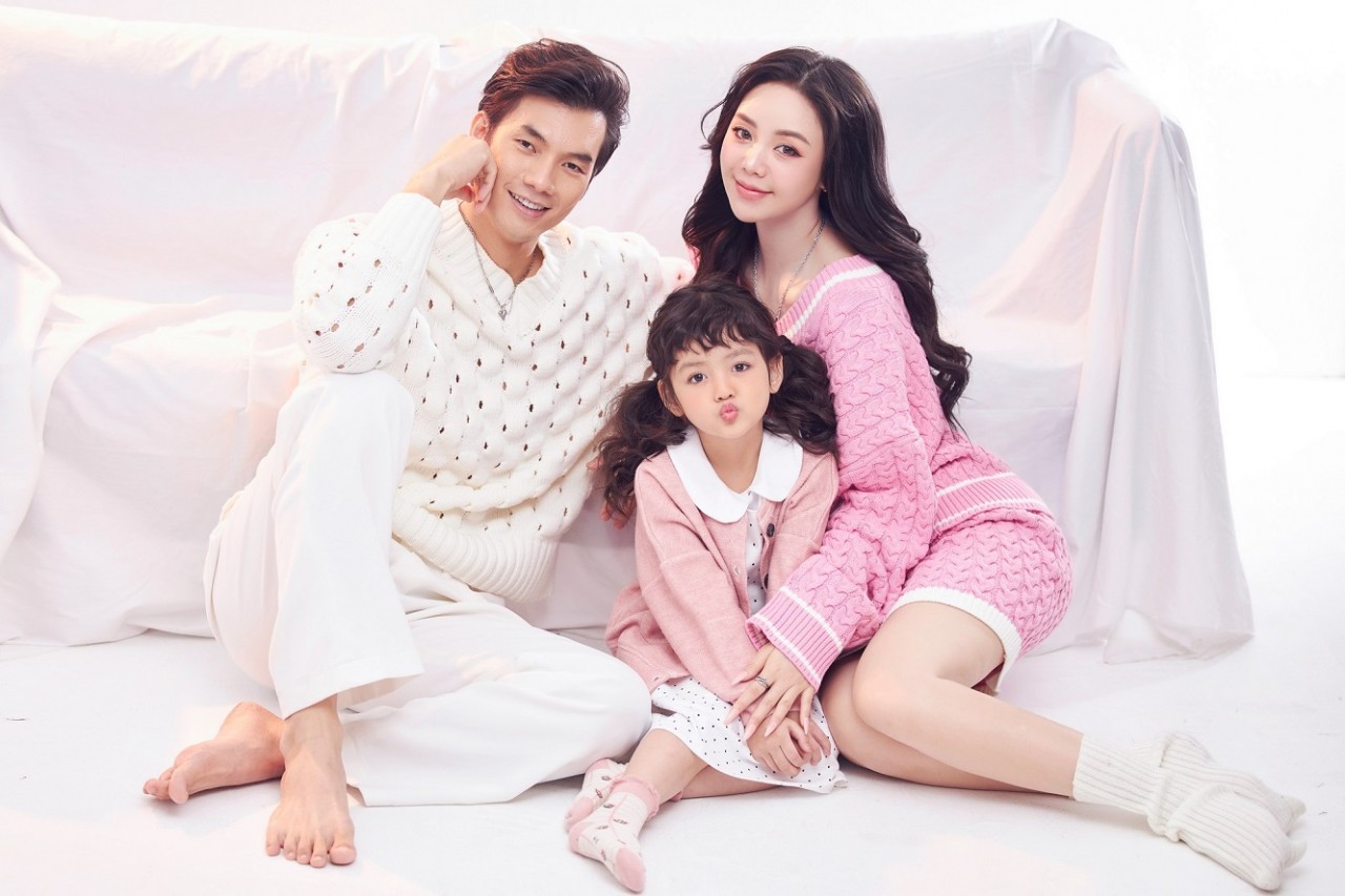 Đừng làm mẹ cáu: Quỳnh Kool, Nhan Phúc Vinh, bé Happi thực hiện bộ ảnh ngày Valentine tặng khán giả Đừng làm mẹ cáu: Quỳnh Kool, Nhan Phúc Vinh, bé Happi thực hiện bộ ảnh ngày Valentine tặng khán giả