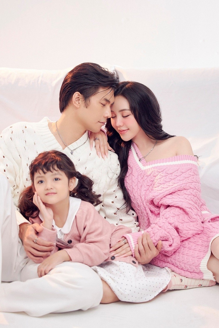 Đừng làm mẹ cáu: Quỳnh Kool, Nhan Phúc Vinh, bé Happi thực hiện bộ ảnh ngày Valentine tặng khán giả Đừng làm mẹ cáu: Quỳnh Kool, Nhan Phúc Vinh, bé Happi thực hiện bộ ảnh ngày Valentine tặng khán giả