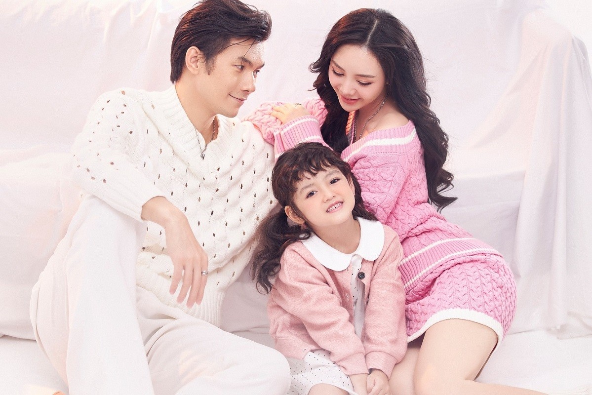 Đừng làm mẹ cáu: Quỳnh Kool, Nhan Phúc Vinh, bé Happi thực hiện bộ ảnh ngày Valentine tặng khán giả Đừng làm mẹ cáu: Quỳnh Kool, Nhan Phúc Vinh, bé Happi thực hiện bộ ảnh ngày Valentine tặng khán giả