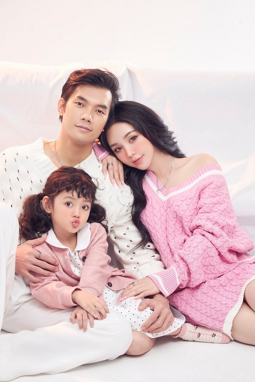 Đừng làm mẹ cáu: Quỳnh Kool, Nhan Phúc Vinh, bé Happi thực hiện bộ ảnh ngày Valentine tặng khán giả Đừng làm mẹ cáu: Quỳnh Kool, Nhan Phúc Vinh, bé Happi thực hiện bộ ảnh ngày Valentine tặng khán giả