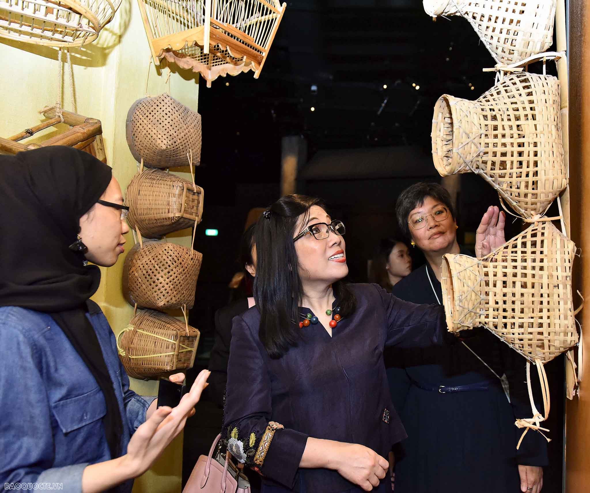 Bà Lê Thị Bích Trân tìm hiểu lịch sử, văn hoá và thăm nơi giúp đỡ trẻ em khuyết tật ở Singapore và Brunei