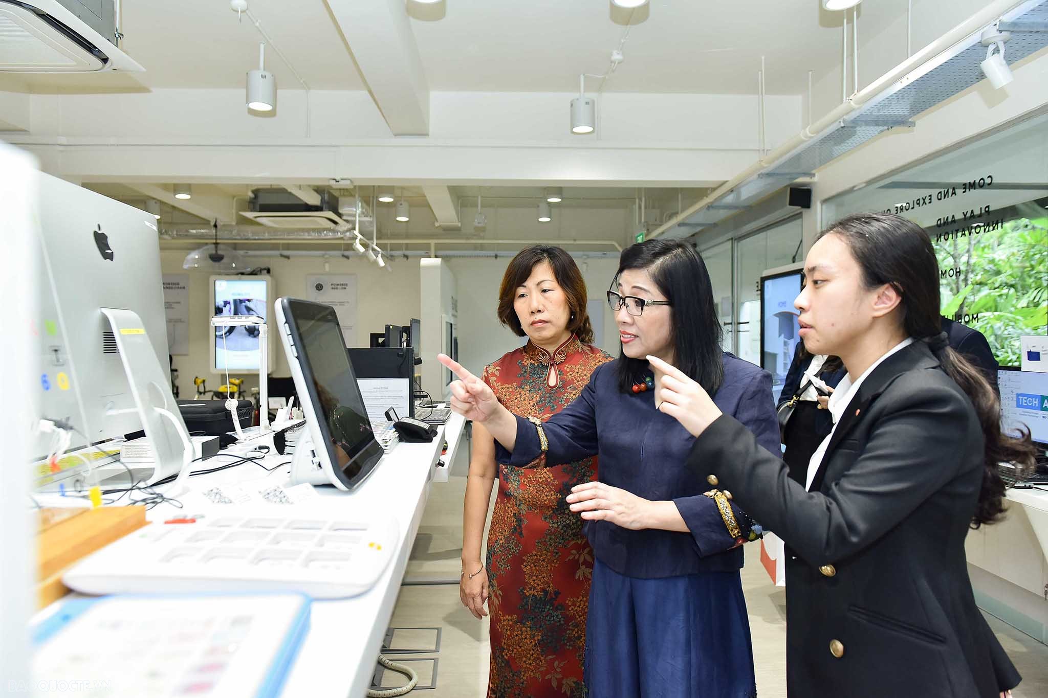 Bà Lê Thị Bích Trân tìm hiểu lịch sử, văn hoá và thăm nơi giúp đỡ trẻ em khuyết tật ở Singapore và Brunei