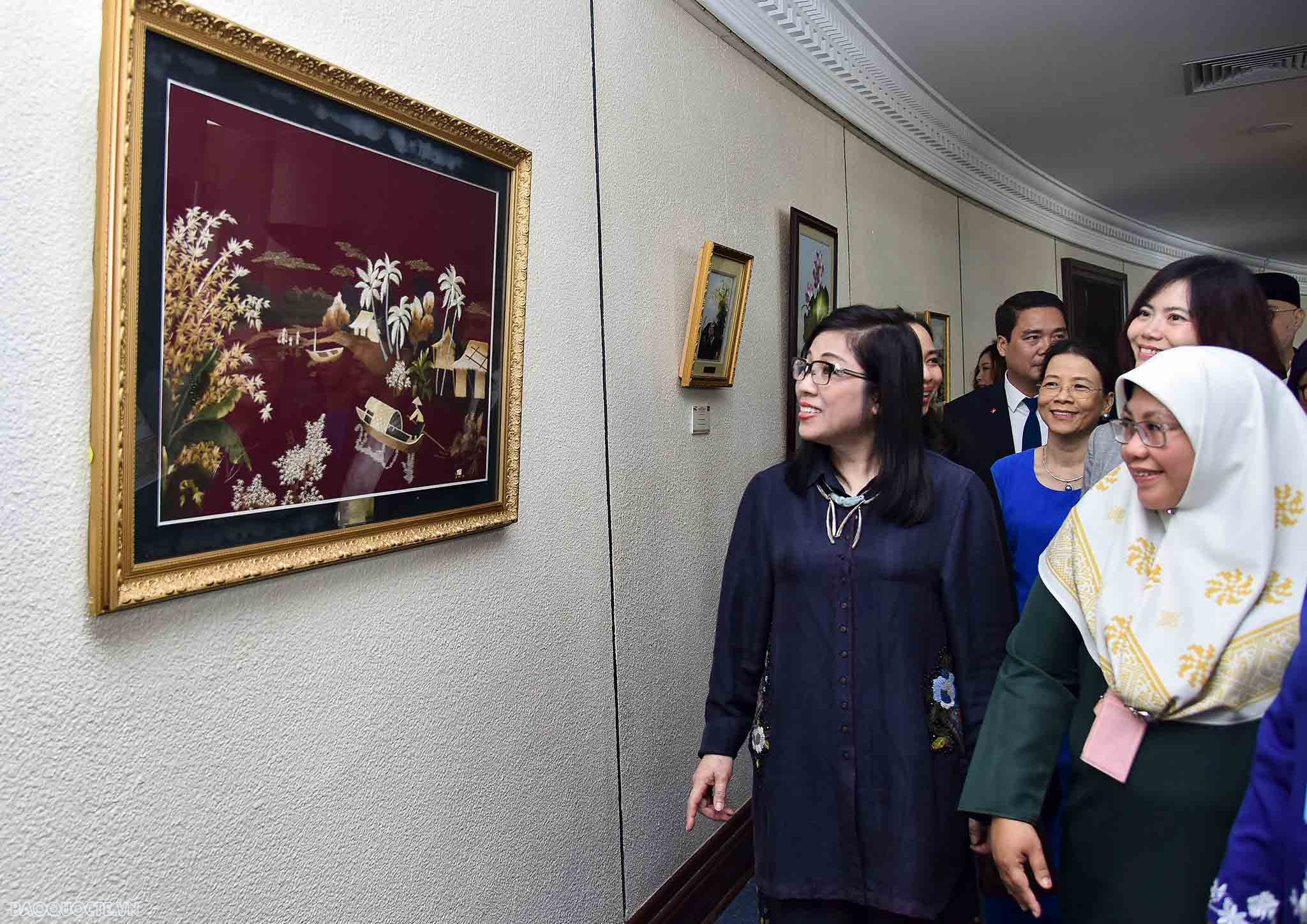 Bà Lê Thị Bích Trân tìm hiểu lịch sử, văn hoá và thăm nơi giúp đỡ trẻ em khuyết tật ở Singapore và Brunei