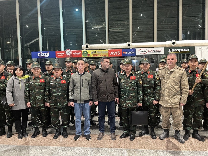 (02.14) Đại sứ Đỗ Sơn Hải (áo xám, giữa) đón đoàn cứu nạn, cứu hộ của Quân đội Nhân dân Việt Nam tại sân bay tỉnh Hatay, Thổ Nhĩ Kỳ tới làm nhiệm vụ. (Nguồn: Cục Cảnh sát phòng cháy chữa cháy & cứu nạn cứu hộ) (02.14) Đại sứ Đỗ Sơn Hải (áo xám, giữa) đón đoàn cứu nạn, cứu hộ của Quân đội Nhân dân Việt Nam tại sân bay tỉnh Hatay, Thổ Nhĩ Kỳ tới làm nhiệm vụ. (Nguồn: Cục Cảnh sát phòng cháy chữa cháy & cứu nạn cứu hộ)