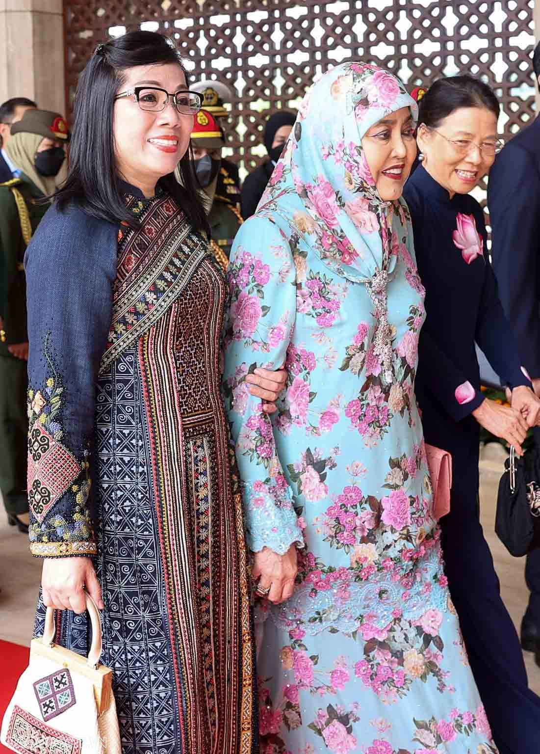 Bà Lê Thị Bích Trân tìm hiểu lịch sử, văn hoá và thăm nơi giúp đỡ trẻ em khuyết tật ở Singapore và Brunei