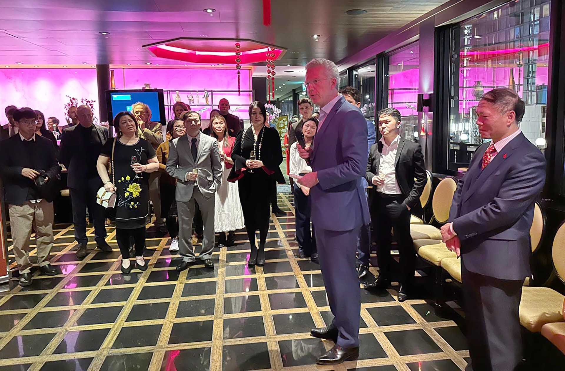 Ông Edo Offerhause, Giám đốc điều hành của NLinBusiness phát biểu Ông Edo Offerhause, Giám đốc điều hành của NLinBusiness phát biểu