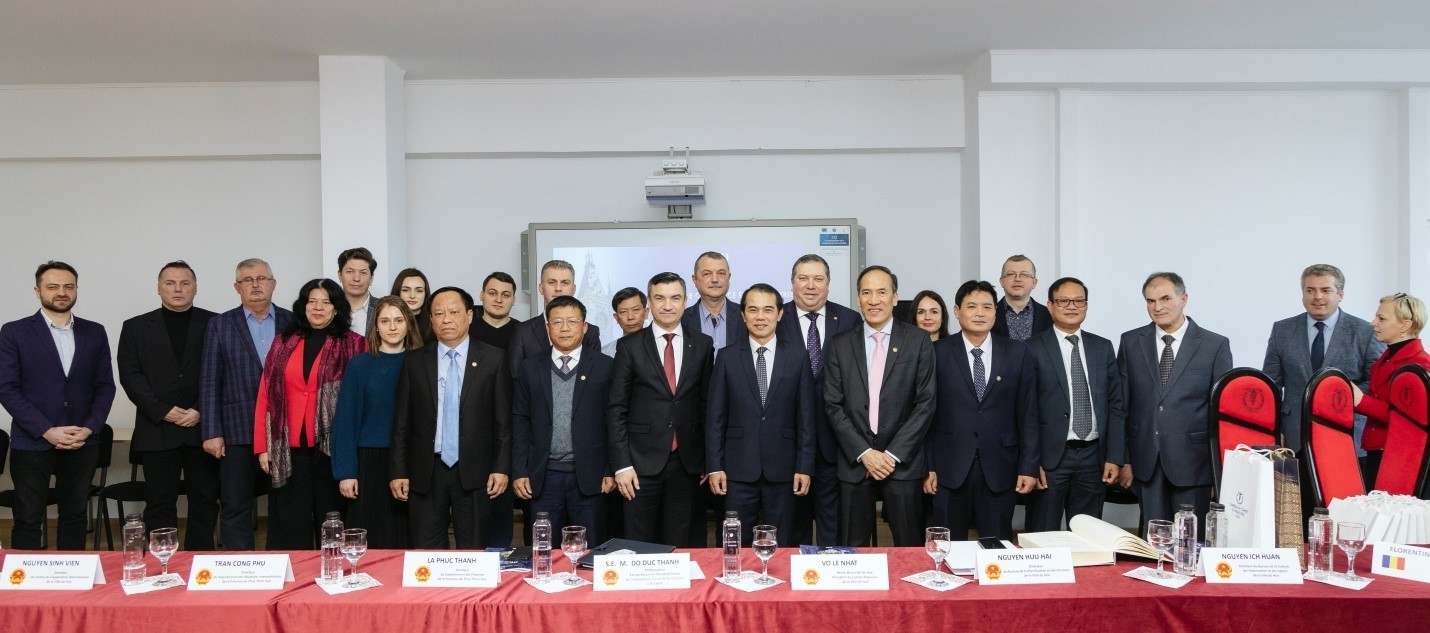 Các đại biểu tham dự Bàn tròn chụp ảnh lưu niệm.