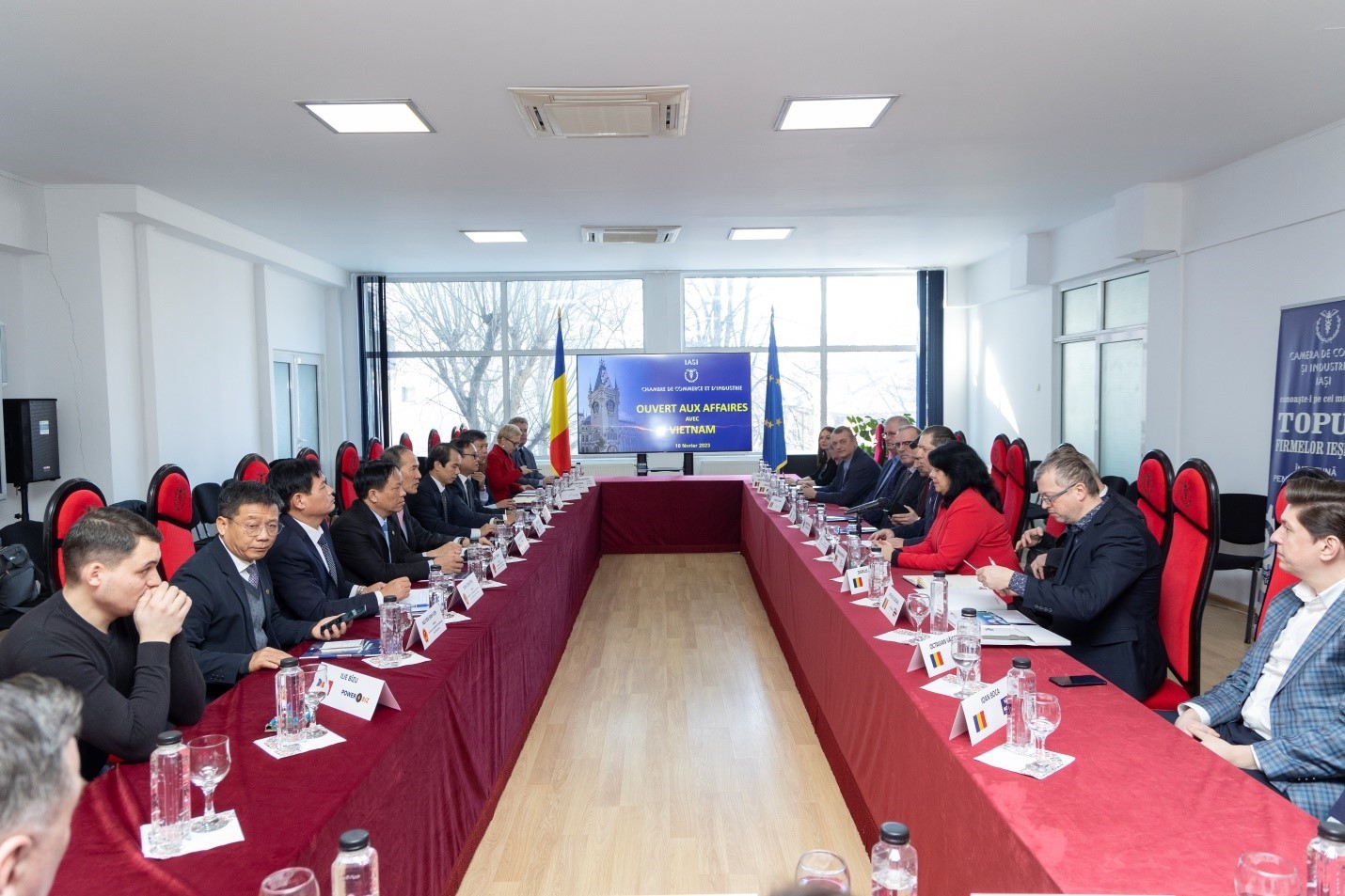 Quang cảnh Bàn tròn “Mở cửa làm ăn với Việt Nam”.