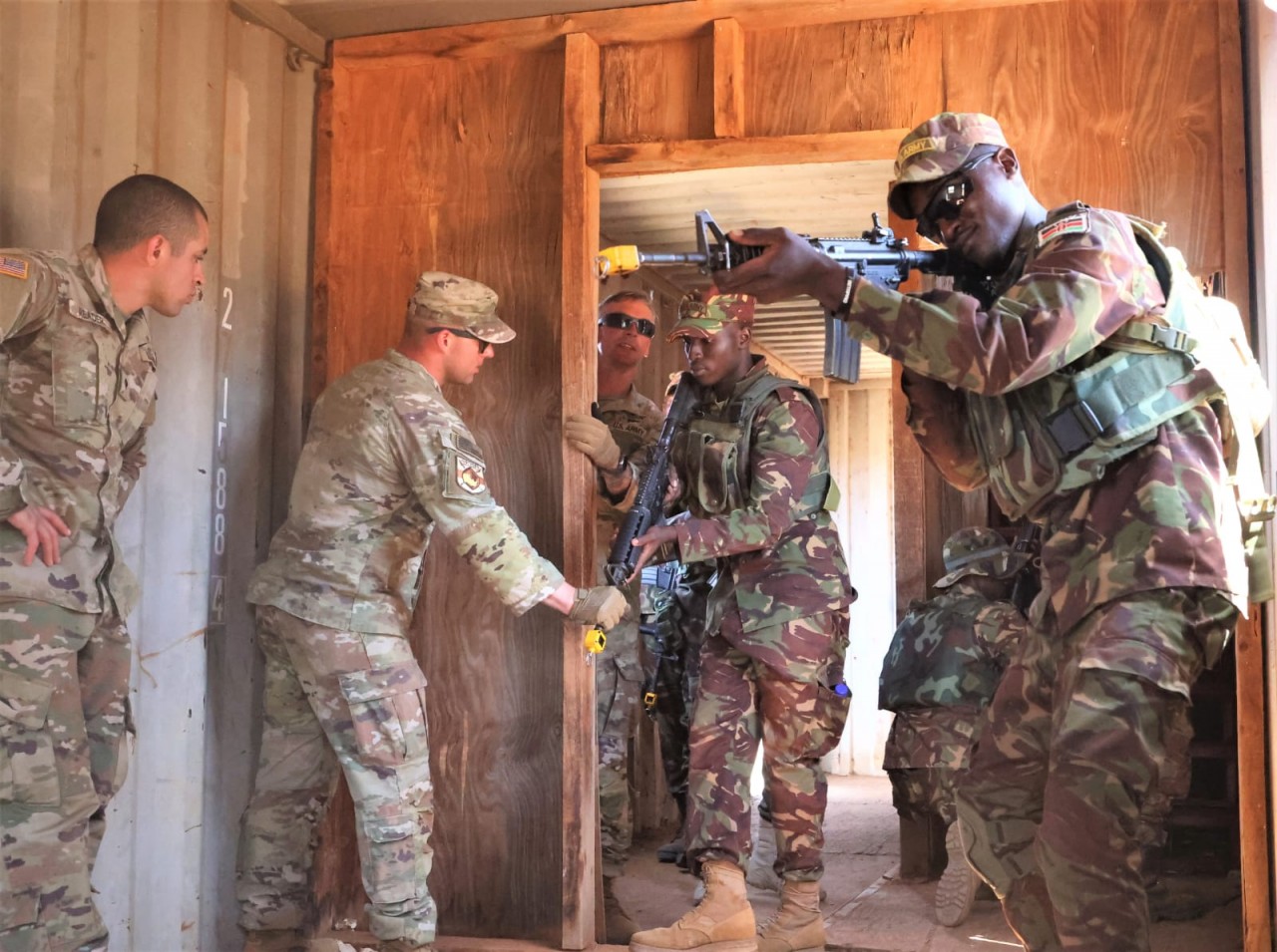 Hơn 20 quốc gia từ ba châu lục đang tham gia cuộc tập trận quân sự do Mỹ hậu thuẫn ở tỉnh Isiolo, miền Đông Kenya từ ngày 13-24/2. (Nguồn: MOD) Hơn 20 quốc gia từ ba châu lục đang tham gia cuộc tập trận quân sự do Mỹ hậu thuẫn ở tỉnh Isiolo, miền Đông Kenya từ ngày 13-24/2. (Nguồn: MOD)