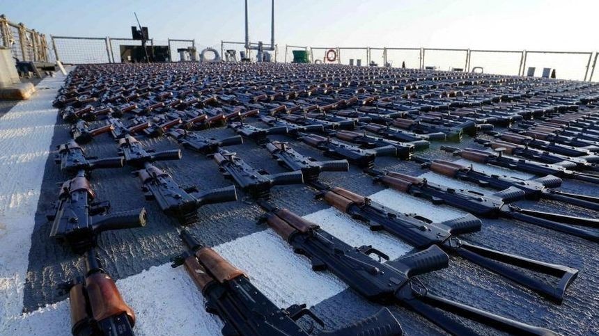 Mỹ gửi đạn dược tới Ukraine, dự định cấp thêm cả vũ khí tịch thu của phiến quân Yemen