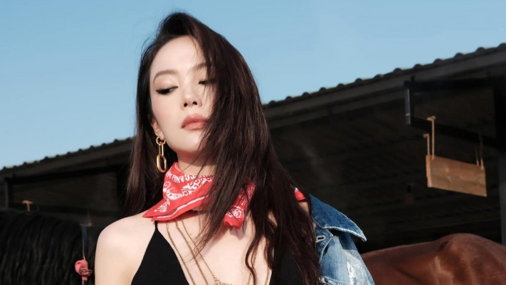 Vẻ đẹp ma mị, lạ lùng của Minh Hằng phim Chị chị em em khiến fan không thể rời mắt